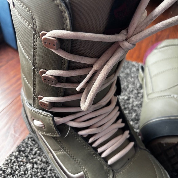 Women’s Vans Lace-Up Snowboard Boots - Picture 6 of 10
